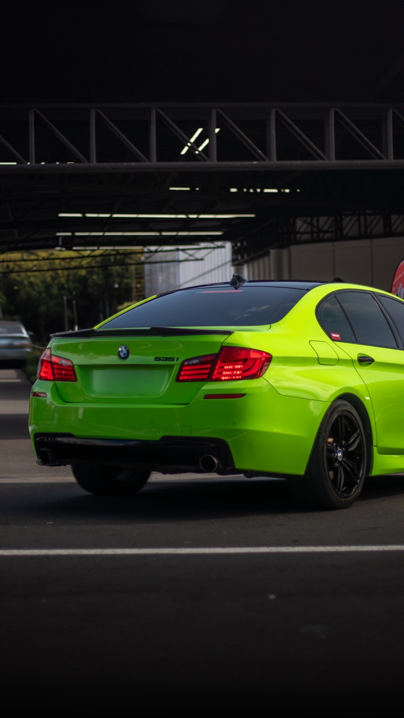 Fotografía automotriz — BMW verde vista trasera