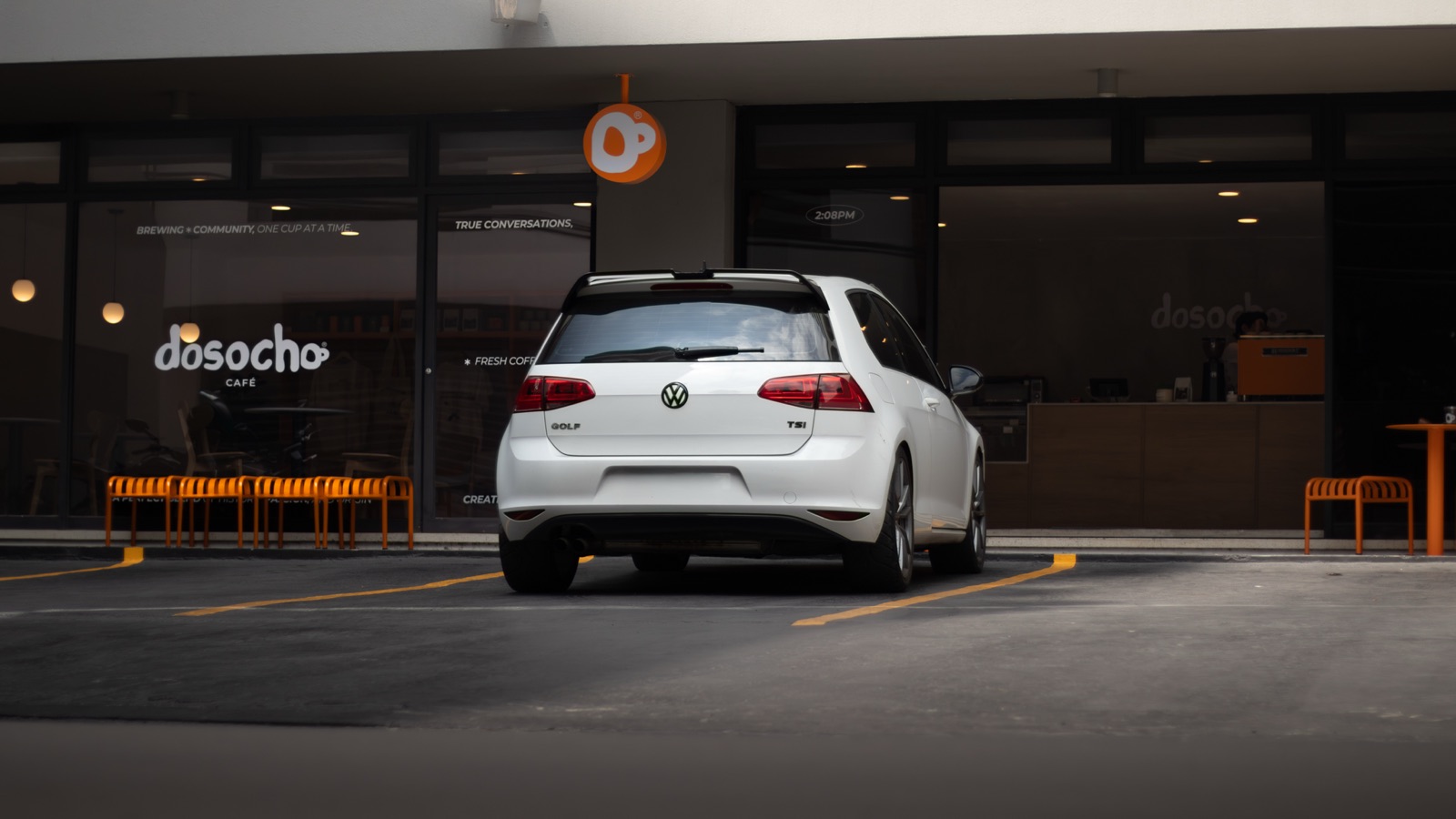 Fotografía automotriz — Golf blanco frente a cafetería