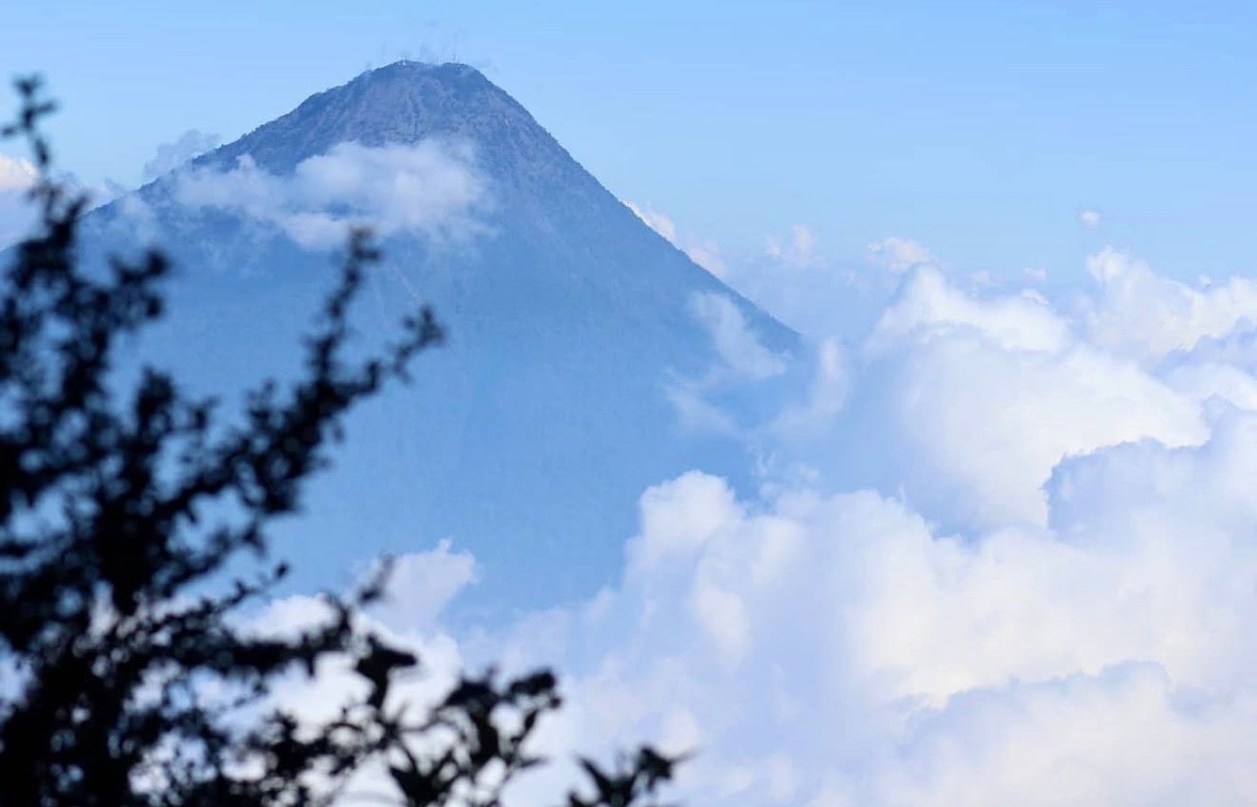 Fotografía de naturaleza — volcán entre nubes